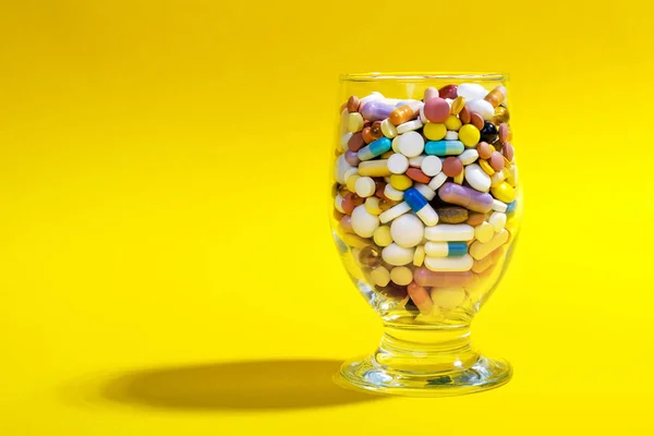 Ποτήρι γεμάτο χάπια — Φωτογραφία Αρχείου