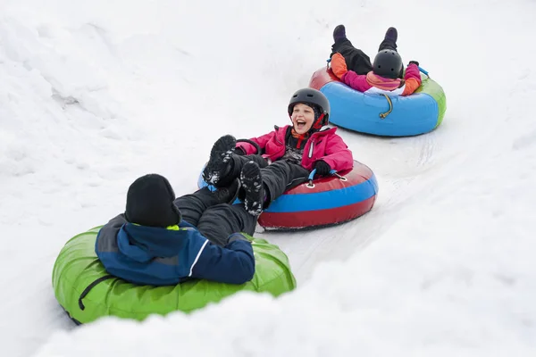 Děti zimní Snowtubing — Stock fotografie