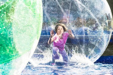 Kız Zorbing topu