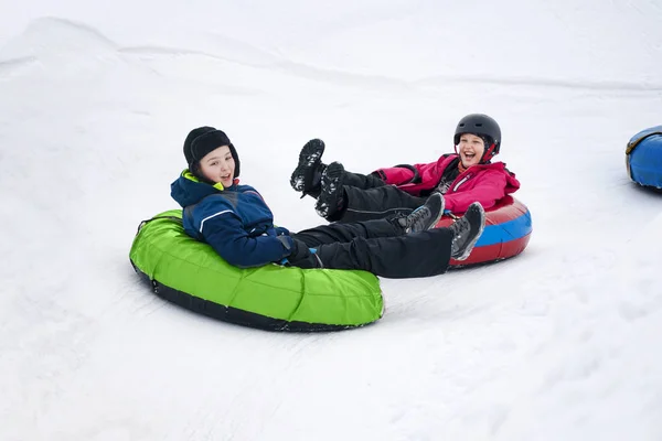 Crianças Inverno Snowtubing — Fotografia de Stock