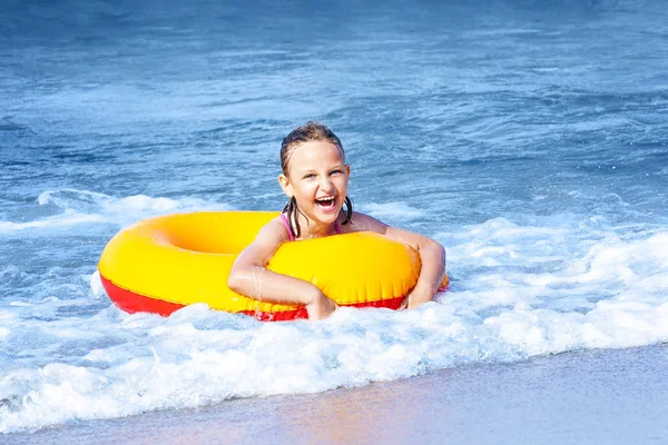 Chica jugando en las olas del mar Báltico — Foto de Stock