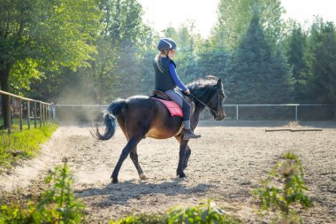 genç kız bir binicilik