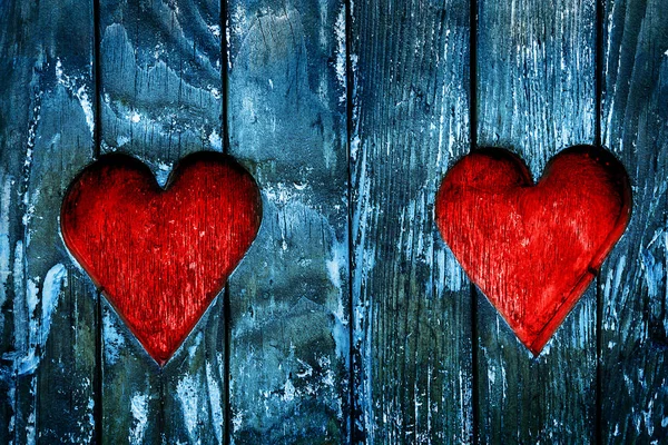 Dois corações esculpidos em madeira — Fotografia de Stock
