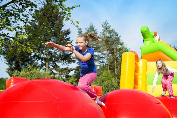 Happy Girls på inflate Castle — Stockfoto