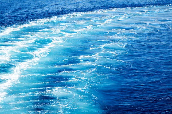 Spur Auf Der Meeresoberfläche Hinter Schnell Fahrenden Leistungsstarken Schiffsmotoren — Stockfoto