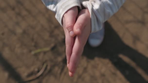 Criança Preparar Para Alegria Menina Esfregando Mãos Livre Movimento Lento — Vídeo de Stock