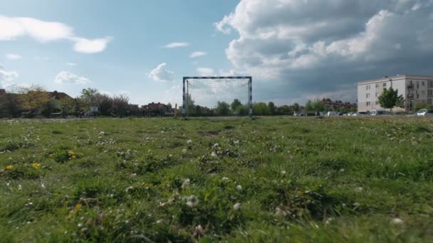 Vista Panorámica Pelota Gol Vacío Campo Fútbol Punto Vista Cámara — Vídeos de Stock