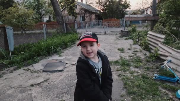 Niño Calle Agitando Una Espada Plástico Juguete Sonriendo Movimiento Lento — Vídeos de Stock