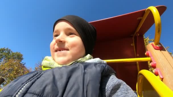 在阳光灿烂的日子里 男孩在滑行滑行时玩乐的Pov镜头 — 图库视频影像