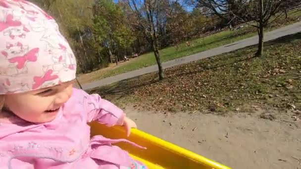 Schattig Klein Meisje Hebben Plezier Tijdens Het Rijden Naar Beneden — Stockvideo
