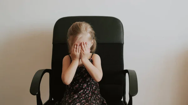 Menina Está Sentada Uma Cadeira Olhos Fechados Com Mãos — Fotografia de Stock