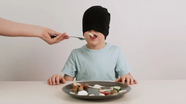 Een Jongen Met Een Zwart Masker Probeert Raadt Een Verscheidenheid — Stockfoto