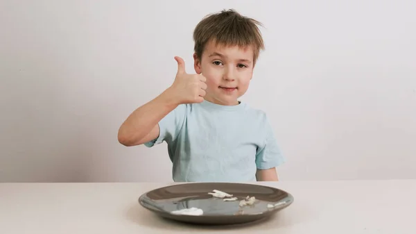 Een Jongen Met Een Zwart Masker Probeert Raadt Een Verscheidenheid — Stockfoto