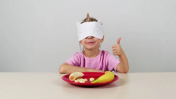 Petite Fille Dans Masque Essaie Devine Banan Donne Pouces Vers — Photo