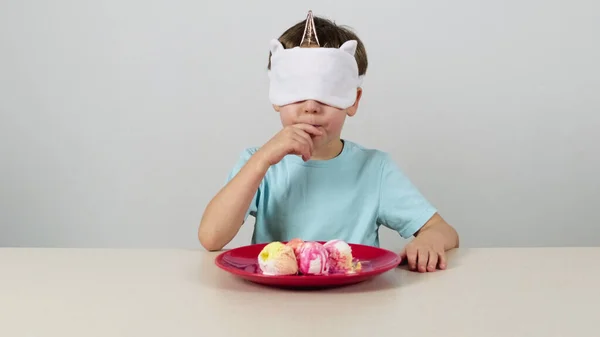 Kleine Jongen Een Masker Probeert Raadt Ijs — Stockfoto