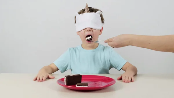 Niño Una Máscara Intenta Adivina Pastel Chocolate Con Crema Blanca —  Fotos de Stock