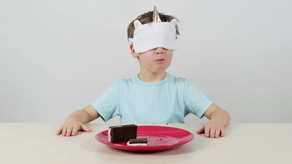 Kleiner Junge Maske Probiert Schokoladenkuchen Mit Weißer Sahne — Stockfoto