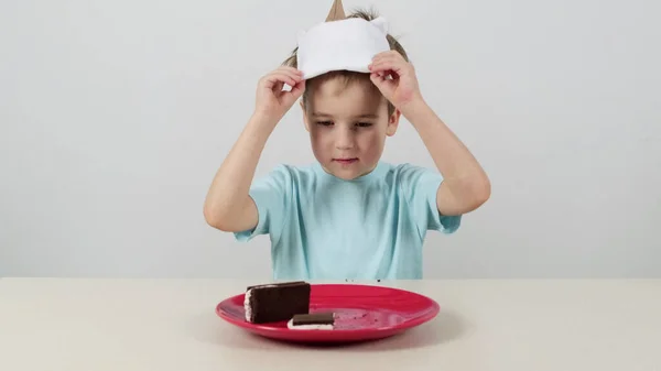 Kleine Jongen Een Masker Probeert Raadt Chocolade Taart Met Witte — Stockfoto