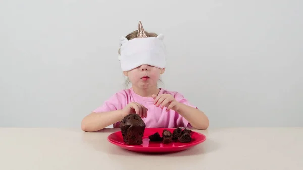 Bambina Una Maschera Prova Indovinare Muffin Cioccolato — Foto Stock