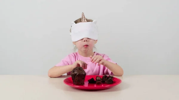 Niña Una Máscara Intenta Adivina Magdalena Chocolate —  Fotos de Stock