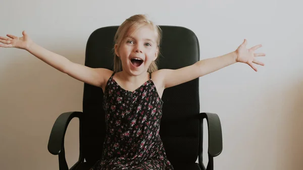 Kleines Mädchen Öffnet Die Hände Und Freut Sich Über Eine lizenzfreie Stockbilder