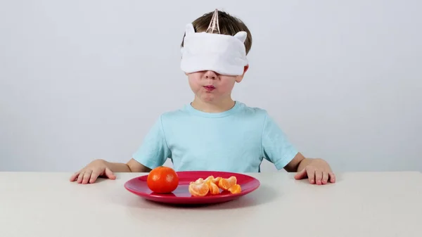 Kleiner Junge Maske Versucht Mandarine Erraten Stockbild