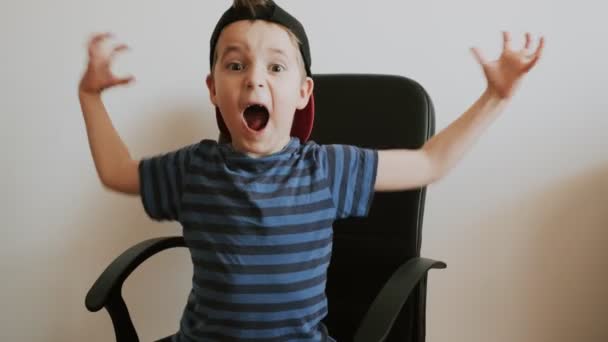 Menino Sentado Cadeira Escritório Preto Gritando Como Vencedor — Vídeo de Stock