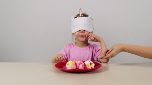 Niña Una Máscara Intenta Adivina Helado — Vídeo de stock