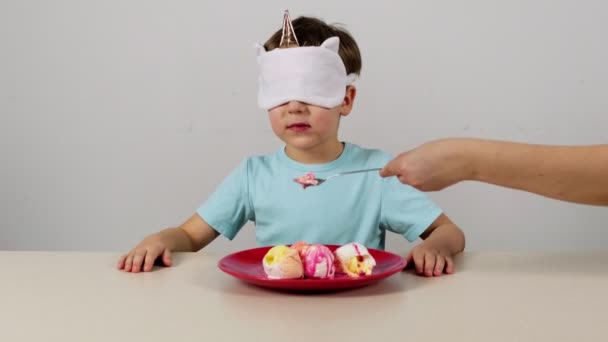 Kleine Jongen Een Masker Probeert Raadt Ijs — Stockvideo