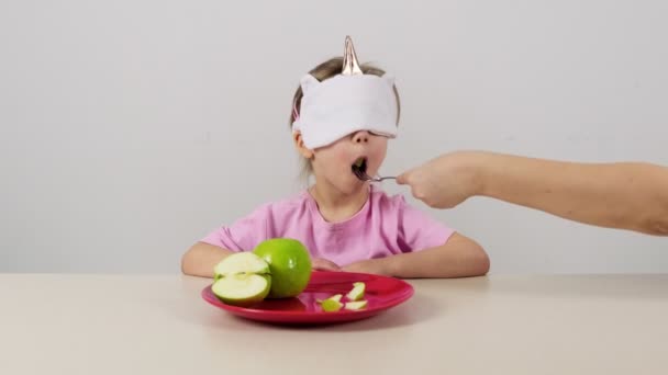 Маленька Дівчинка Масці Пробує Вгадує Зелене Яблуко — стокове відео