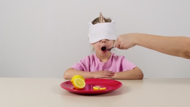 Kleines Mädchen Maske Versucht Zitrone Erraten — Stockvideo