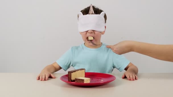 Kleine Jongen Een Masker Probeert Raadt Wafels Met Chocolade — Stockvideo