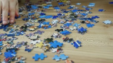 Aile evde yerde bir yapboz yapar. Üst görünüm, yavaş çekim
