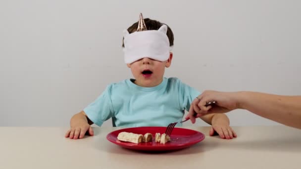 Kleine Jongen Een Masker Probeert Raadt Wafels Bar Witte Chocolade — Stockvideo