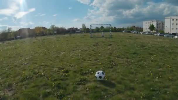 Punto Vista Tiro Niño Goteando Pelota Jugar Fútbol Con Hermana — Vídeos de Stock
