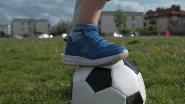 Jugador Fútbol Pie Con Pie Pelota Campo Fútbol Inclinado Hacia — Vídeos de Stock