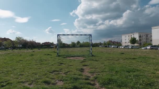 サッカー場の空虚な目標 ビューの移動カメラのポイント ズームアウト — ストック動画