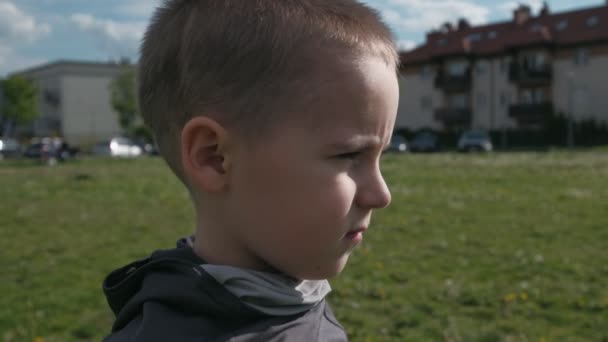 Profil Kid Boy Debout Sur Terrain Printemps Ensoleillé — Video