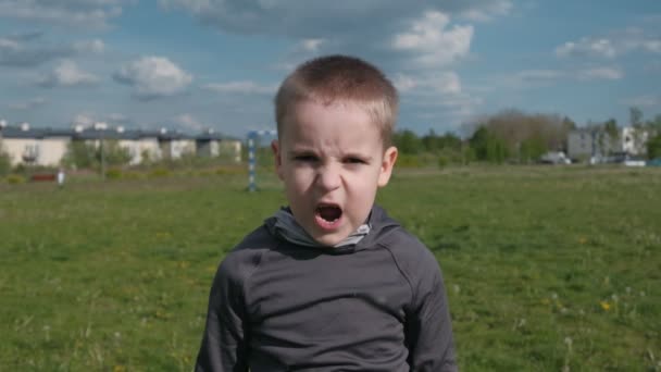 Garçon Avec Visage Colère Criant Haut Ses Poumons — Video