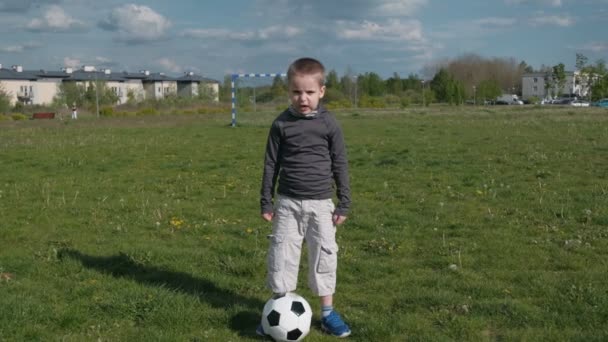 Chico Con Una Pelota Fútbol Gritando Desde Alto Sus Pulmones — Vídeos de Stock