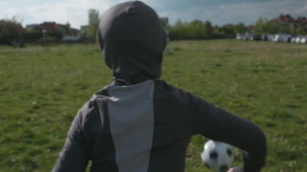 Niño Con Pelota Fútbol Corre Través Hierba Verde Puerta — Vídeos de Stock