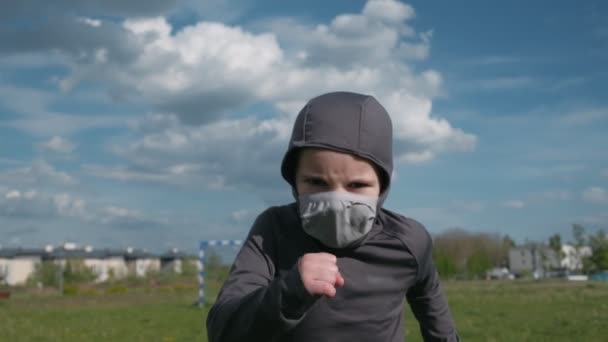 마스크를 경기장에서 있는아이 자연에서 활동하는 — 비디오