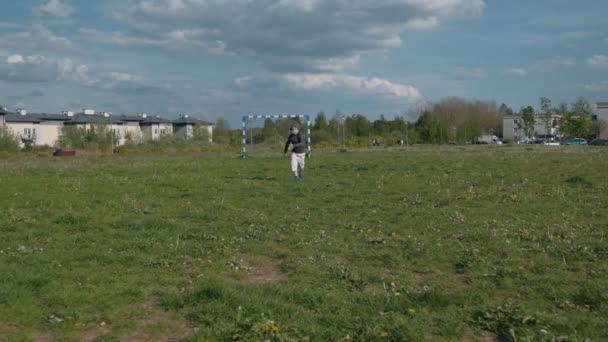 Niño Con Máscara Protectora Corriendo Campo Chico Activo Naturaleza Movimiento — Vídeos de Stock