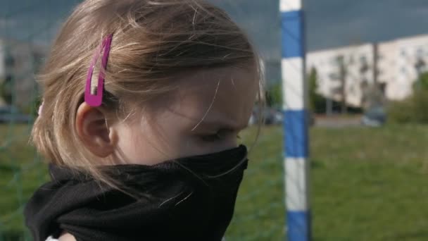 Une Fille Regard Menaçant Masque Protection Noir Tient Football Gardien — Video