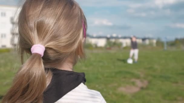 Una Chica Campo Fútbol Mira Oponente Una Mirada Desde Atrás — Vídeos de Stock