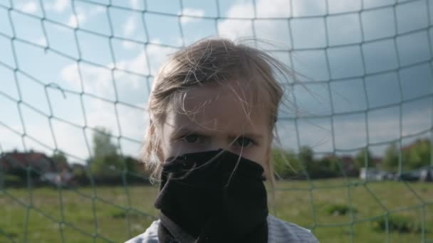 Une Fille Regard Menaçant Masque Protection Noir Tient Football Gardien — Video