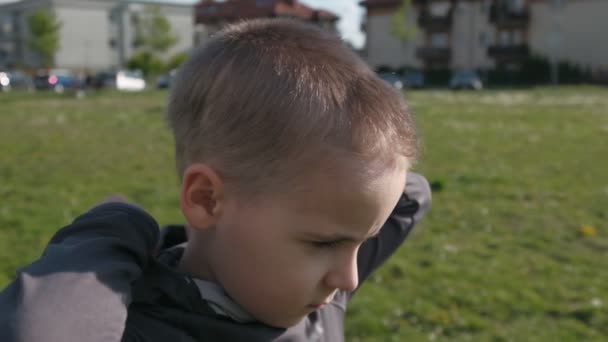 Chico Con Una Mirada Seria Lleva Una Máscara Protectora Aire — Vídeos de Stock