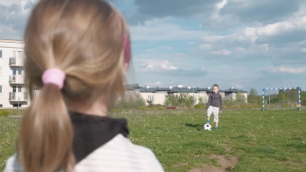 Девушка Футбольном Поле Смотрит Своего Противника Взгляд Сзади Медленное Движение — стоковое видео