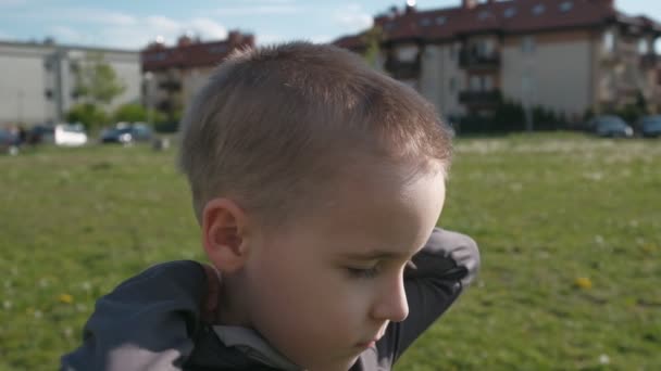 Chico Con Una Mirada Seria Lleva Una Máscara Protectora Aire — Vídeos de Stock