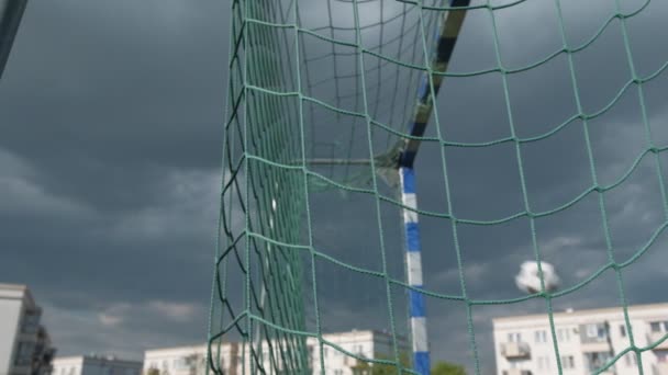 Fútbol Balón Fútbol Gol Red Fondo Del Cielo Dramático Movimiento — Vídeos de Stock